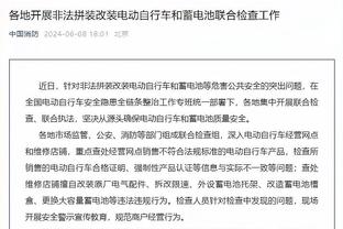 和球迷亲切互动！亚马尔以及罗克等巴萨球员为球迷签名并合影